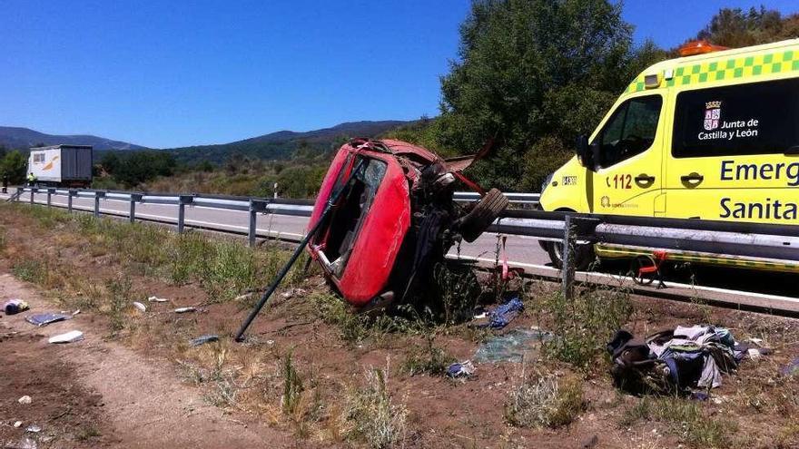 Estado del turismo tras el siniestro, semivolcado sobre la mediana.