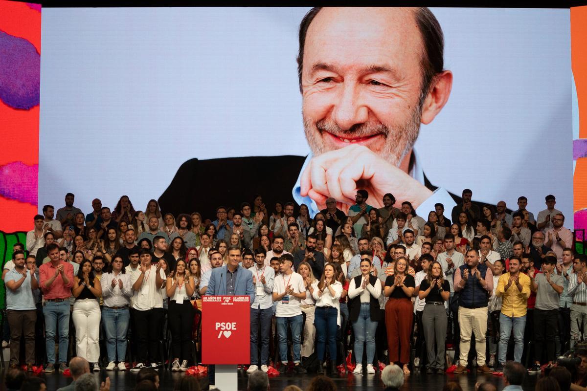 Imagen de Rubalcaba en el acto del PSOE celebrado en Sevilla para conmemorar el 40 aniversario de la primera victoria electoral socialista en 1982.