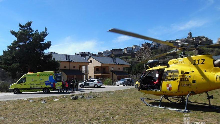 Helicóptero y ambulancia de emergencias que participaron en el rescate