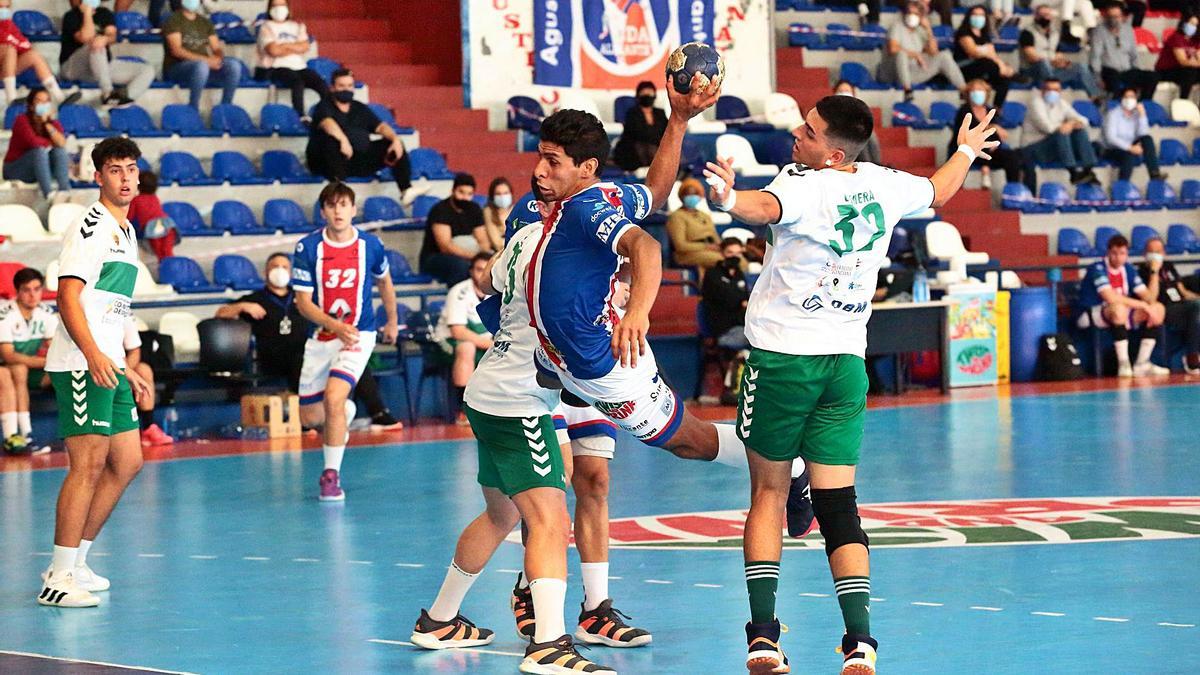 Lombardi lanza a portería durante el partido de ayer disputado en La Catedral.