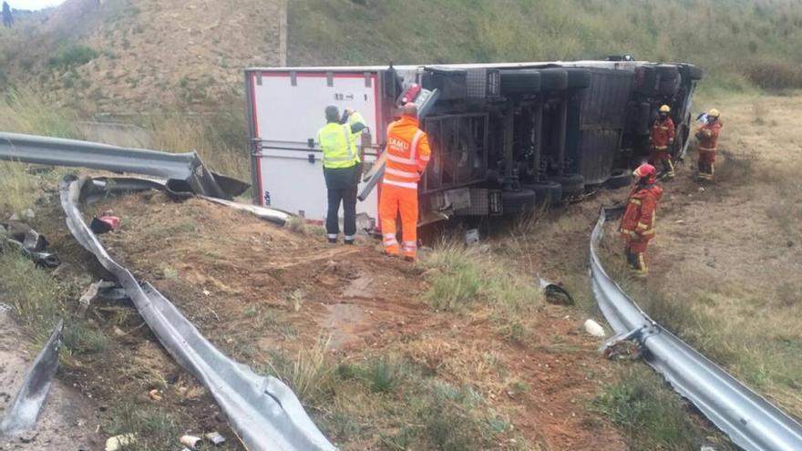 El camión volcado en la A-7, a la altura de Picassent.