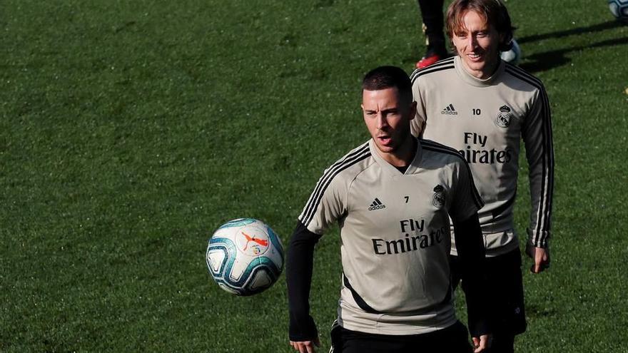 Hazard, en primer término, con Modric, ayer en el entrenamiento del Madrid.