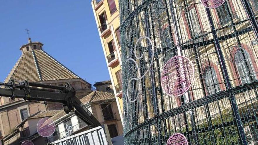 Instalación del árbol de Navidad de luces que preside la plaza de la Constitución.