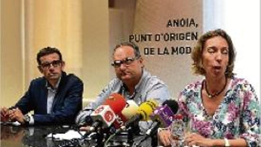 La regidora Chacón amb els representants del sector tèxtil, ahir