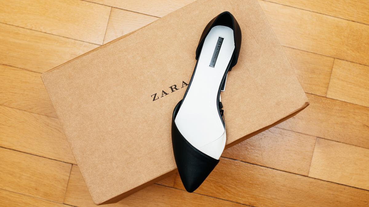 Unos zapatos con su correspondiente caja de Zara
