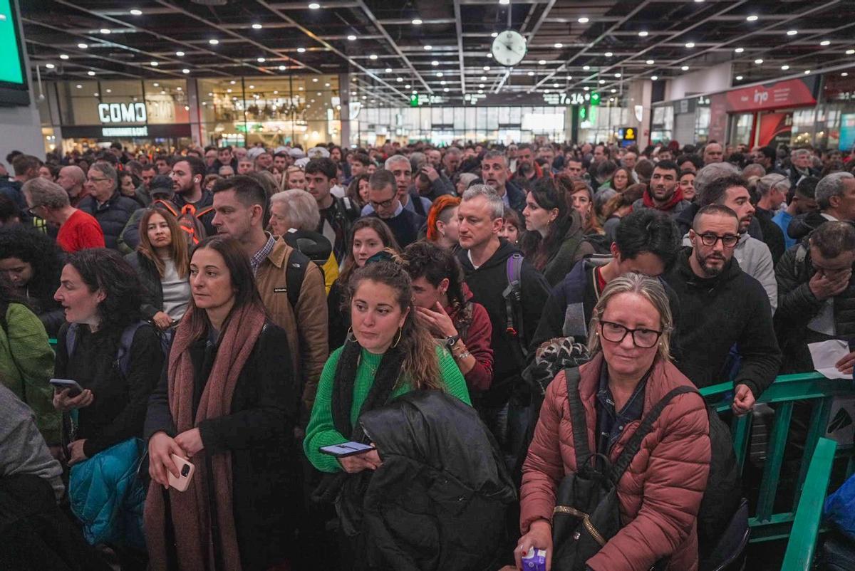 Caos y aglomeraciones en la estación de Sants