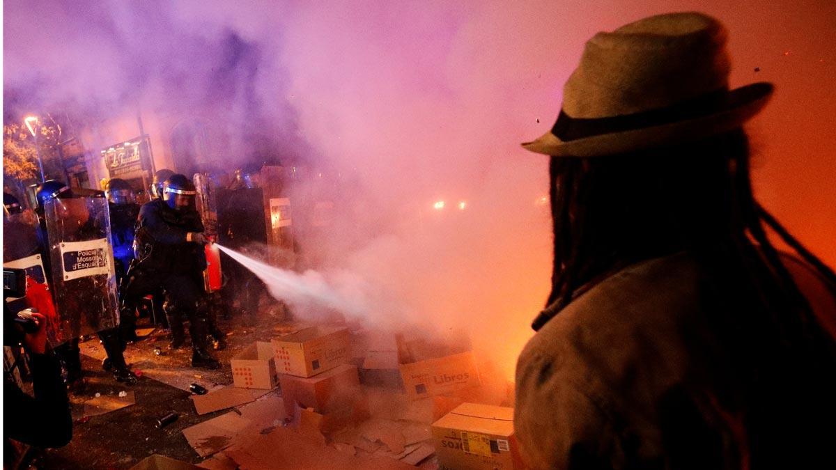 Batalla campal en paseo de Gràcia de Barcelona