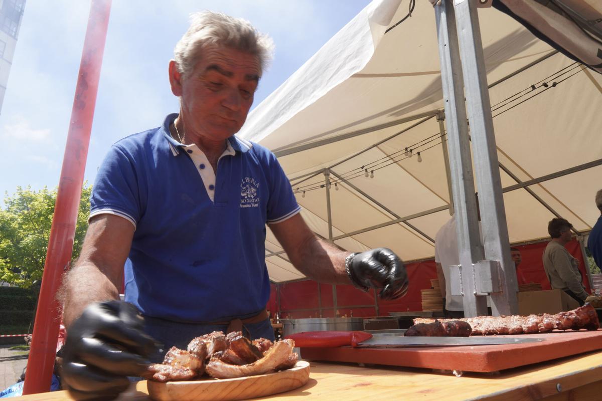 Los vecinos del barrio celebras sus fiestas con actuaciones musicales, deporte y ocio para todos los públicos, una carpa con pulpo y churrasco, además de un food truck, y atracciones de feria. Los vecinos del barrio celebras sus fiestas con actuaciones musicales, deporte y ocio para todos los públicos, una carpa con pulpo y churrasco, además de un food truck, y atracciones de feria.