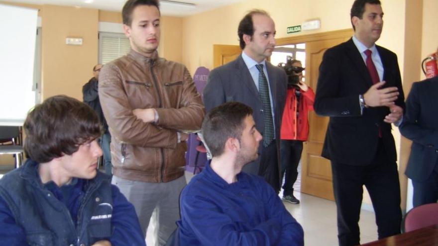 El teniente de alcalde Daniel de Mena, el alcalde Miguel Ángel Piorno y Alberto Castro visitan a los participantes del programa.