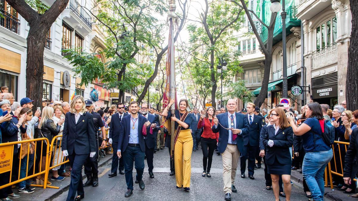 Imagen de archivo de la procesión cívica del 9 d&#039; Octubre con la actual vicealcaldesa Sandra Gómez como portadora de la Senyera.