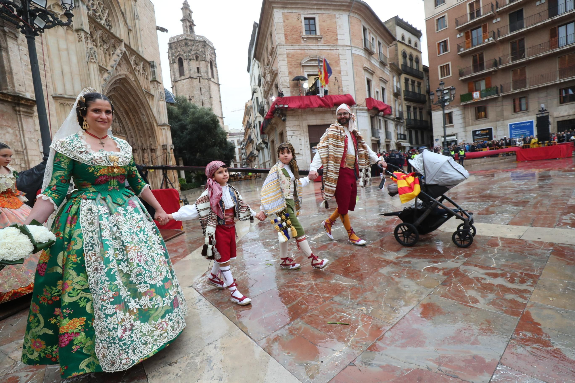 Búscate en el primer día de ofrenda por la calle de la Paz (entre las 17:00 a las 18:00 horas)