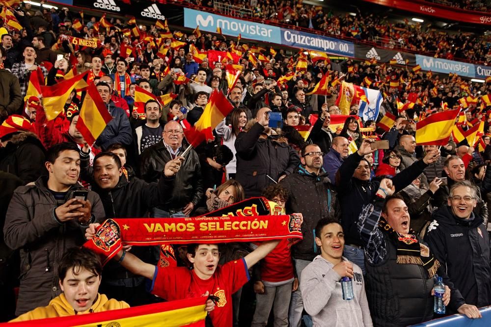 Aficionados en El Molinón durante el España-Israel