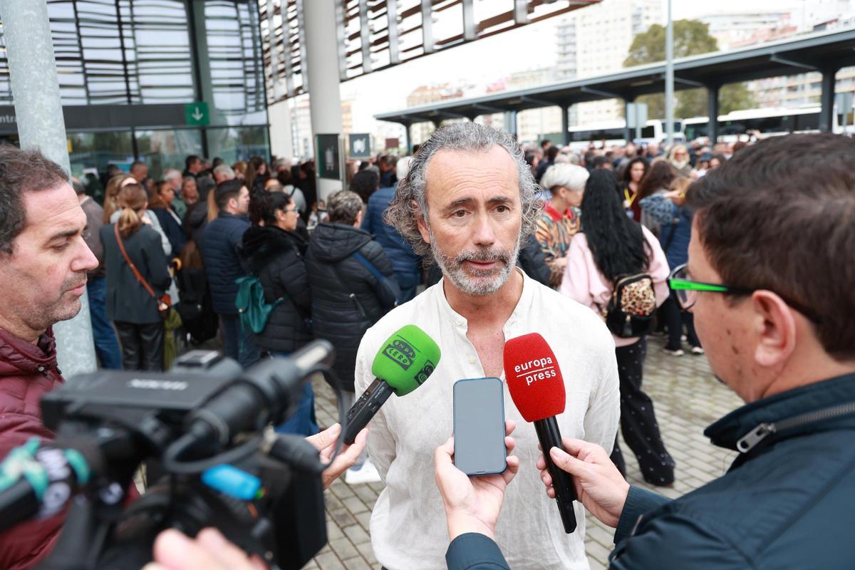 Imagen de archivo del presidente de la Asociación de Víctimas del descarrilamiento de Adamuz Mario Samper en declaraciones a la prensa.