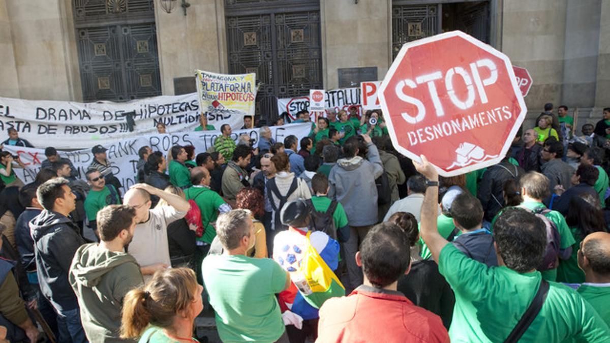 Protesta de miembros de la Plataforma de Afectados por la Hipoteca, el lunes, ante la centra de Catalunya Caixa en la Via Laietana de Barcelona.