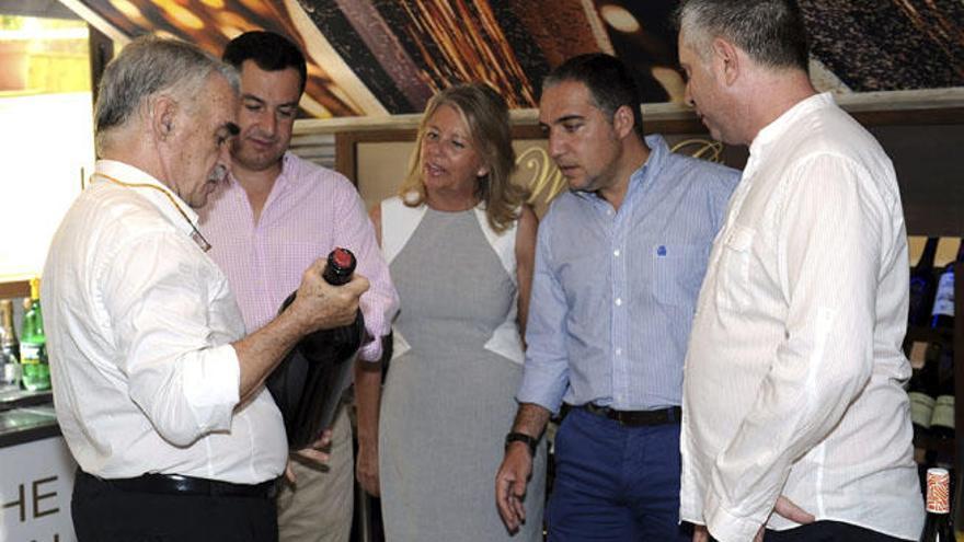 Miembros del PP-A han visitado un mercado gourmet en Marbella. En la imagen, Juanma Moreno, Ángeles Muñoz y Elías Bendodo.