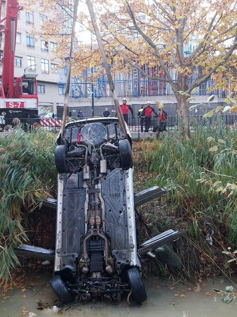 Los Bomberos de Zaragoza sacan un vehículo del canal