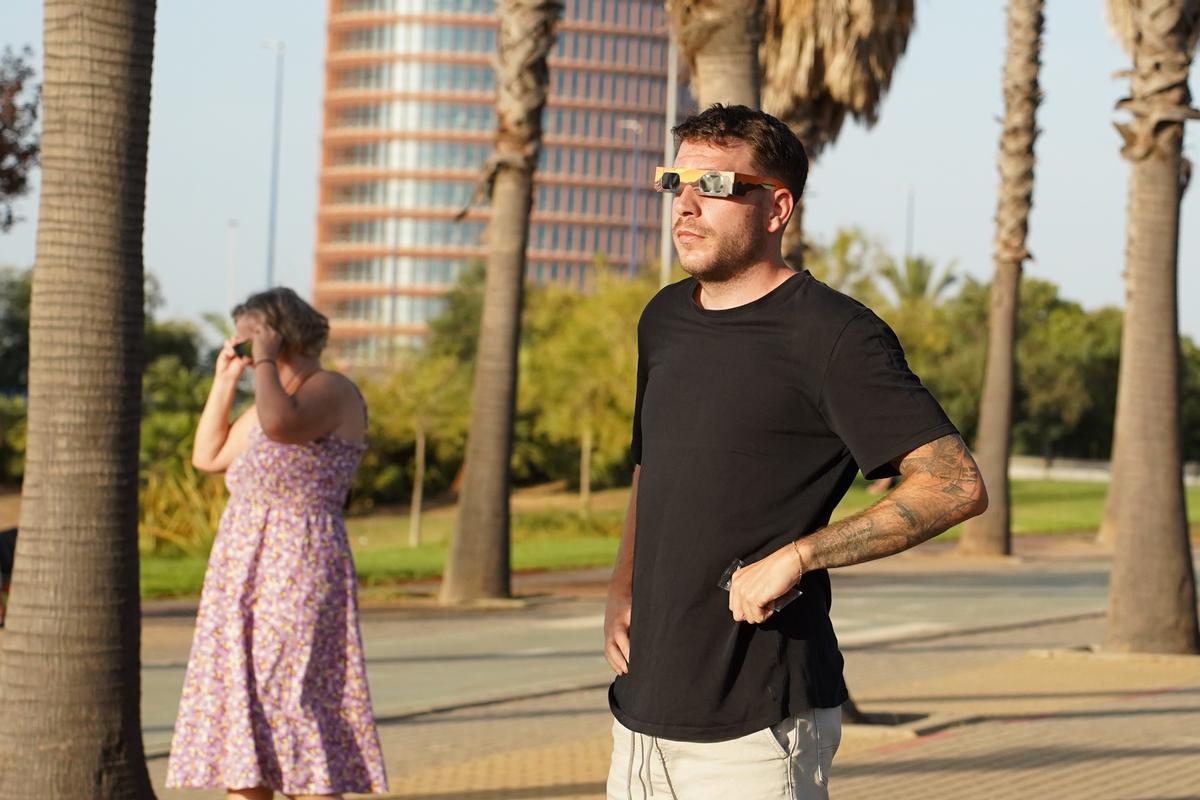 En imágenes: así han vivido los sevillanos el eclipse solar