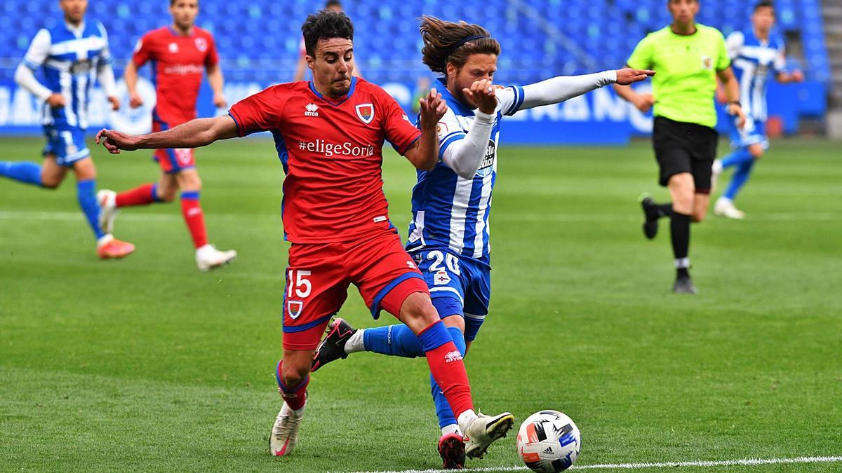 Diego Aguirre forcejea con Keko en el partido entre Deportivo y Numancia disputado en Riazor. |  // VÍCTOR ECHAVE