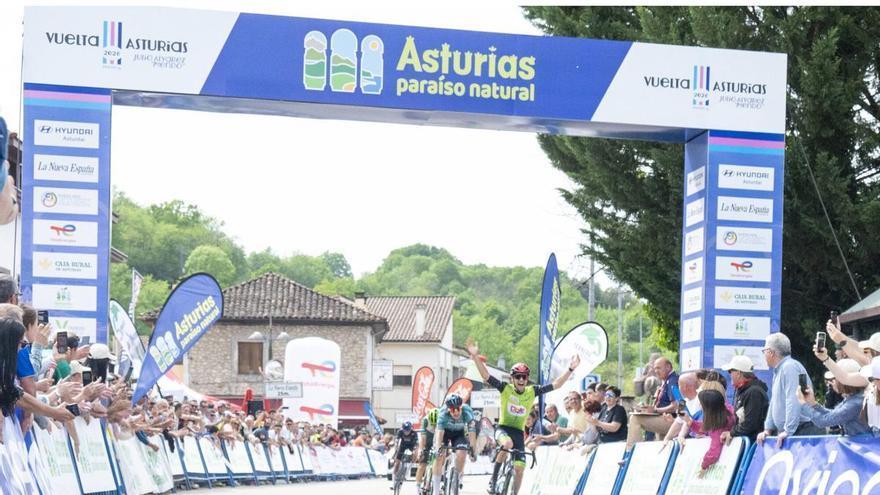 Gabriel Layrac, ganador de la primera etapa y primer líder de la Vuelta a Asturias: "Estoy muy contento con esta victoria"