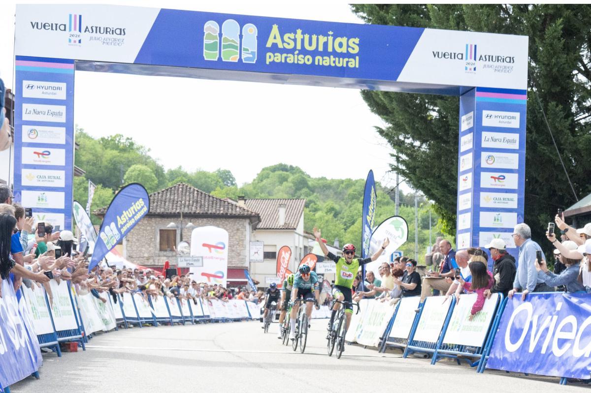 Gabriel Laryac levanta los brazos en Benia de Onis