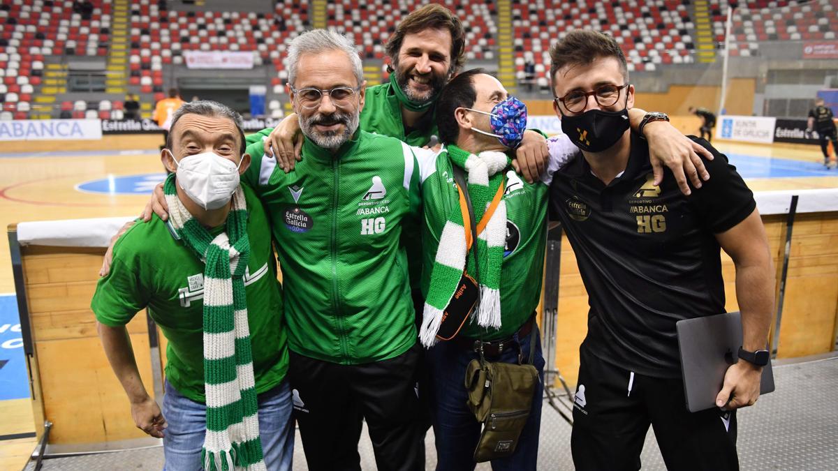 Juan Copa, Antón Boedo y Marc Godayol con dos de los usuarios de Aspronaga homenajeados por 1Partido1Causa