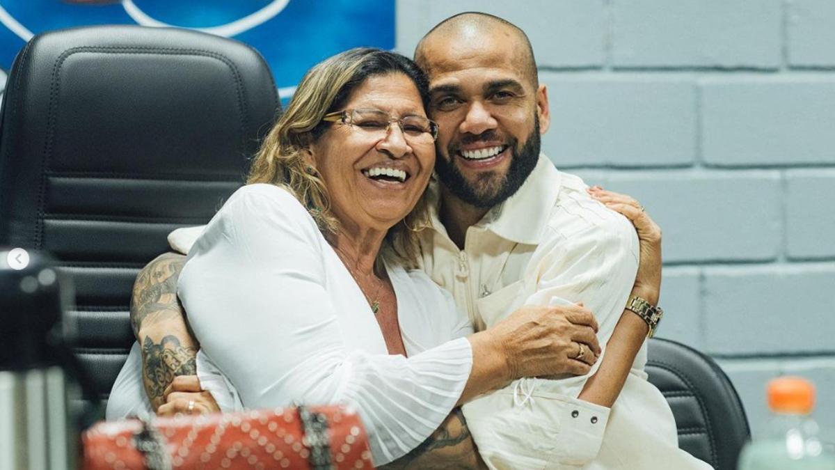 Dani Alves junto a su madre