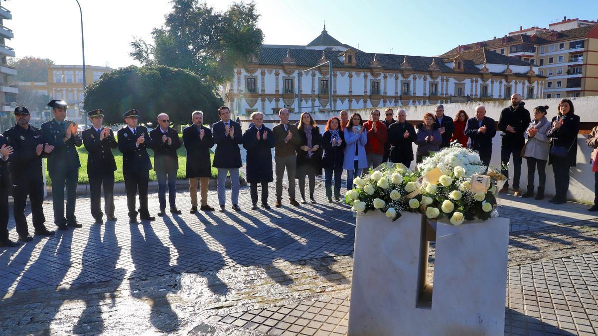 Familiares, agentes y autoridades realizan una ofrenda floral en homenaje a Marisol y Mari Ángeles.