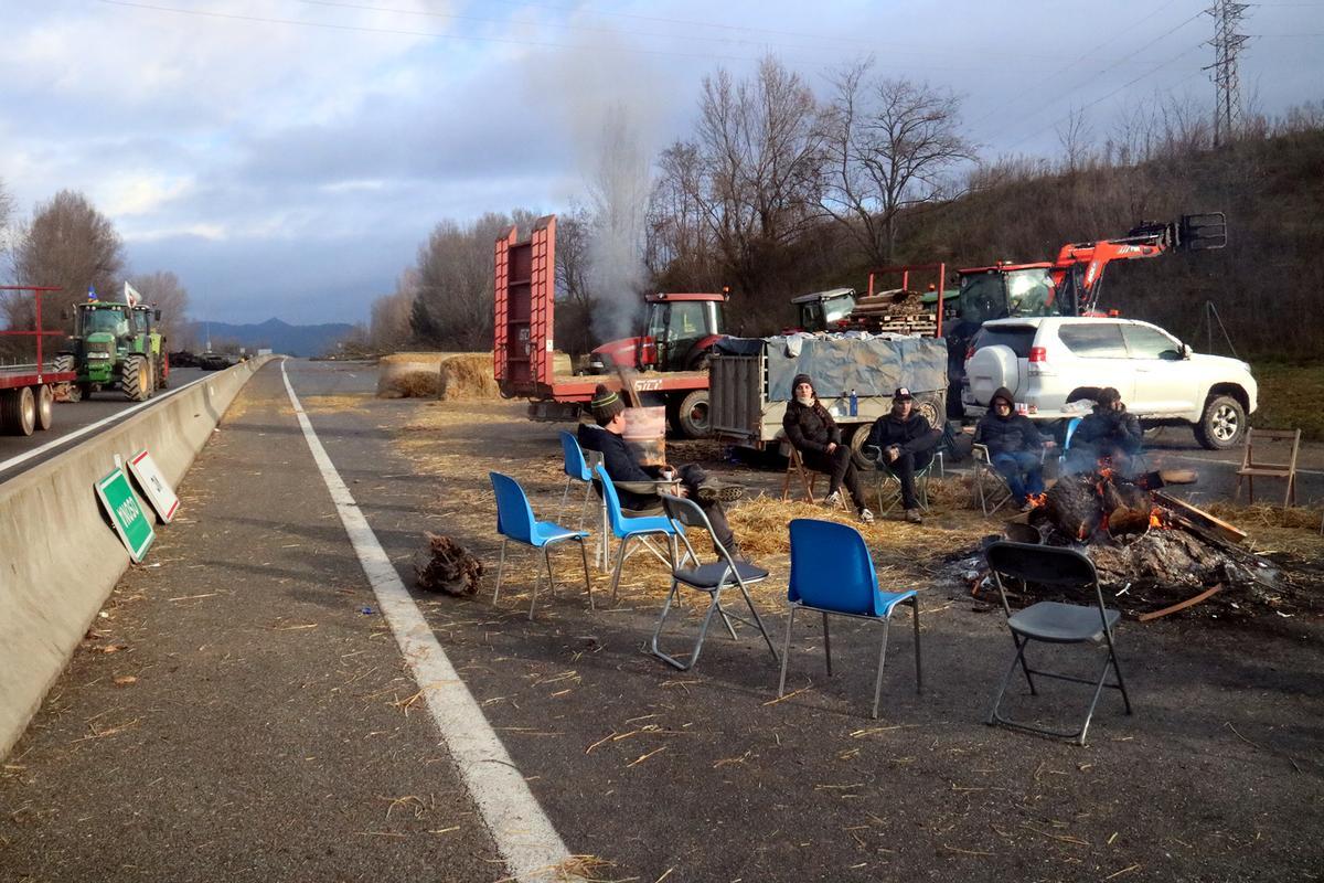 Los agricultores de la Catalunya central cortan la C-16 para protestar contra el acuerdo de la UE y Mercosur