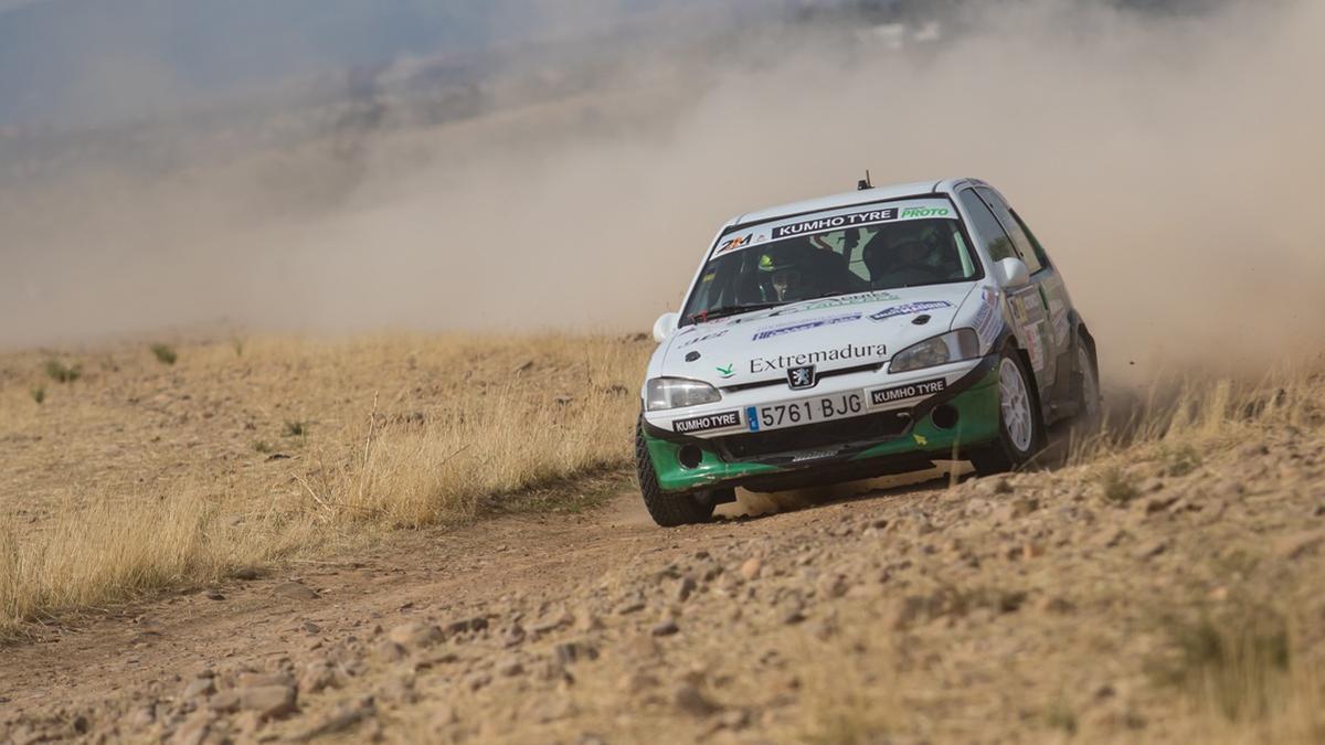 Coche de David Collado y Paco Montes, que participan en el Rallye Norte de Extremadura.