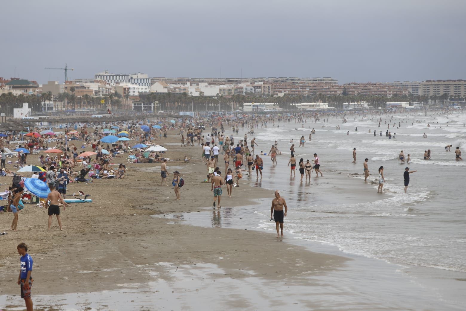 La lluvia no vacía las playas: así está hoy la playa de la Malva-rosa