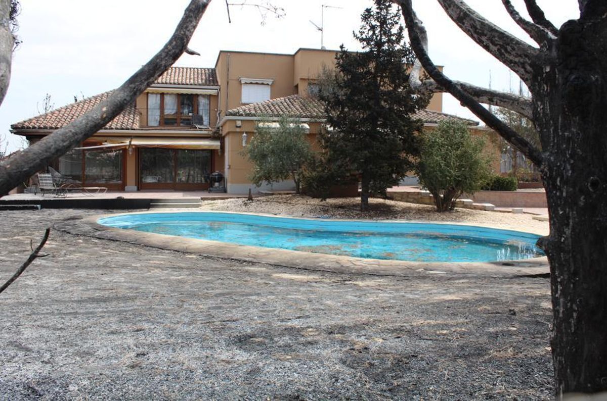 El jardín de una vivienda, completamente calcinado.