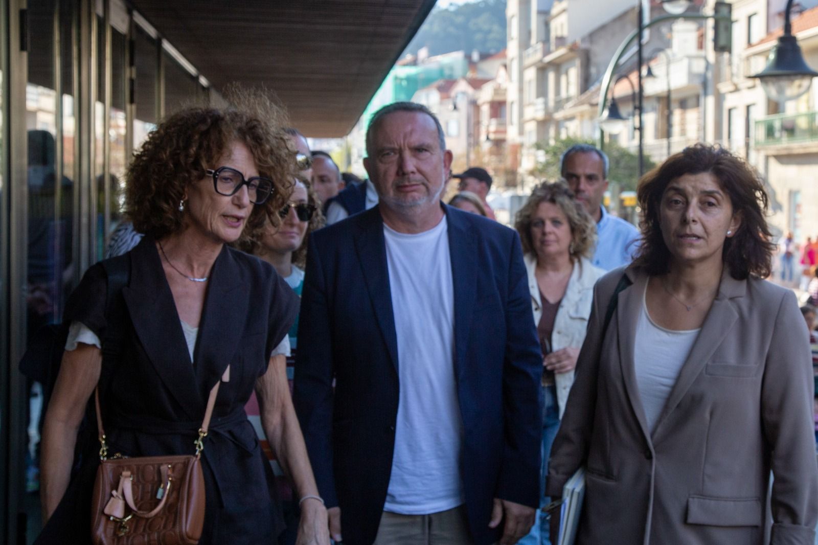 Dolores Hermelo (izda.), con sus homólogos de Moaña y de Bueu, Alfonso Piñeiro y Elena Estévez, respectivamente.