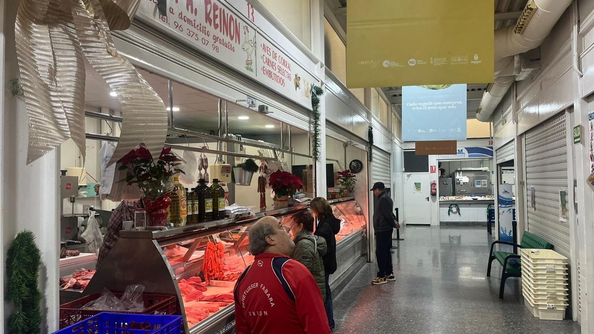Clientes en un mercado de l'Horta Sud.