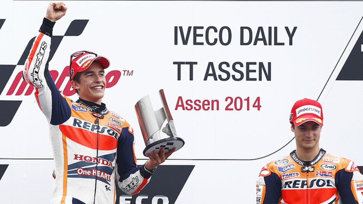 Marc Márquez celebra su triunfo en el podio de Assen, junto a Dani Pedrosa, tercero