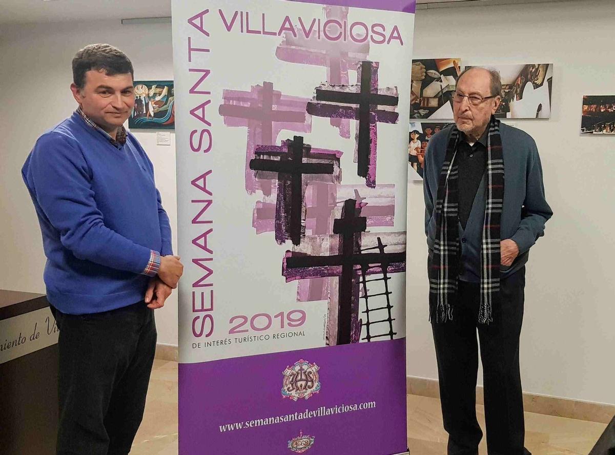 Nicolás Rodríguez y Mino Cerezo, en 2019, con el cartel de la Semana Santa, obra del artista.