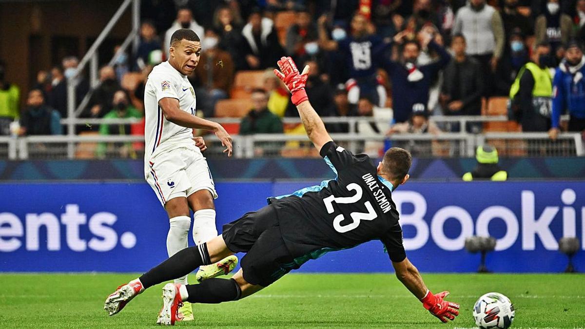 Mbappè anota el gol de la victoria tras superar por bajo a Unai Simón. // EFE