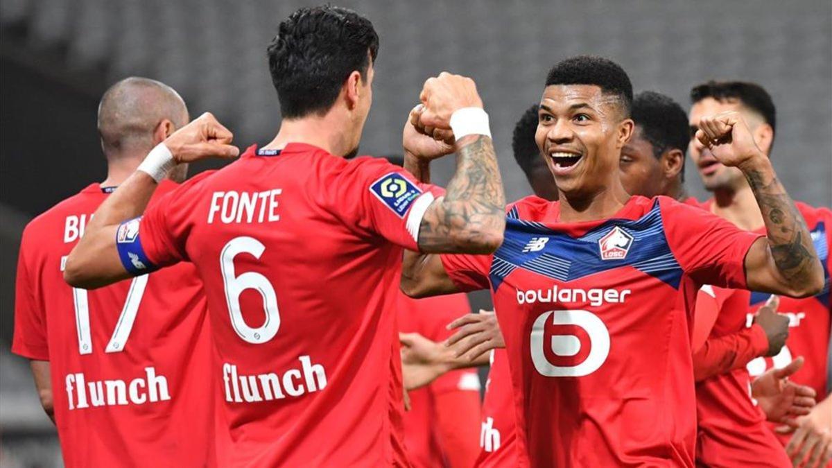 Los jugadores del Lille celebrando el gol de Fonte.