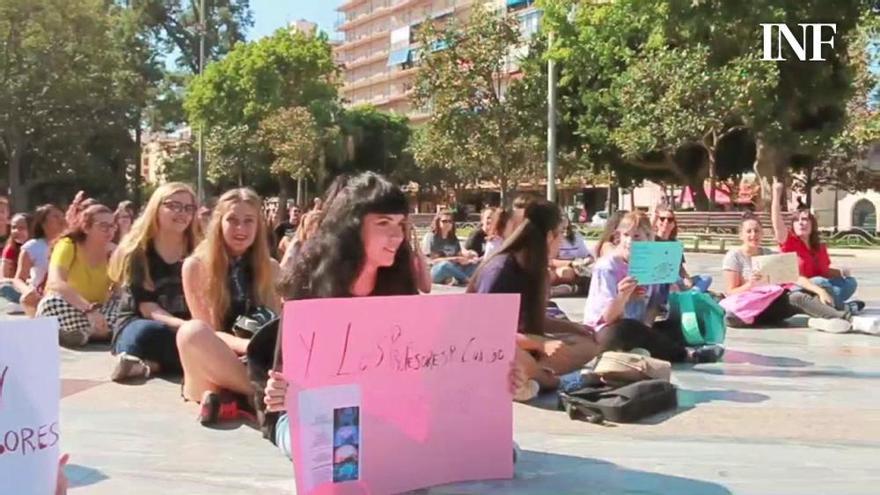 Alumnos se manifiestan por la ausencia de profesores en la Escuela de Arte y Superior de Diseño de Orihuela