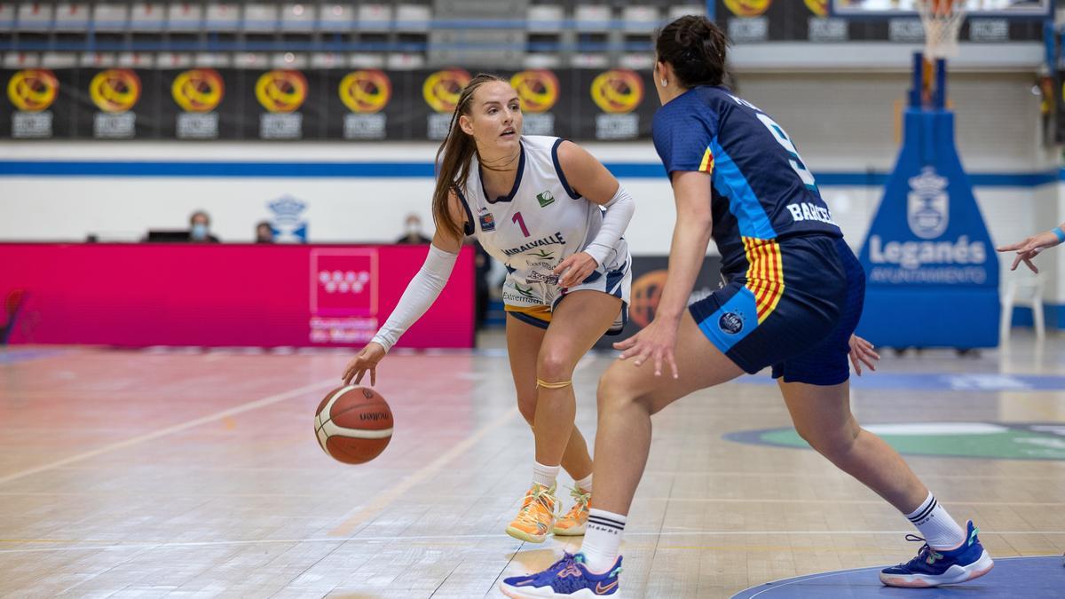 Sofía Aínsa, con el balón, defendida por una rival.