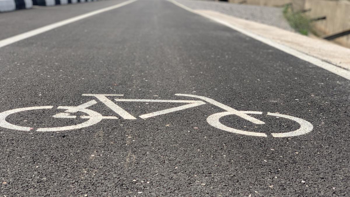 Imagen del carril bici desarrollado en Burriana con el nuevo pavimento.
