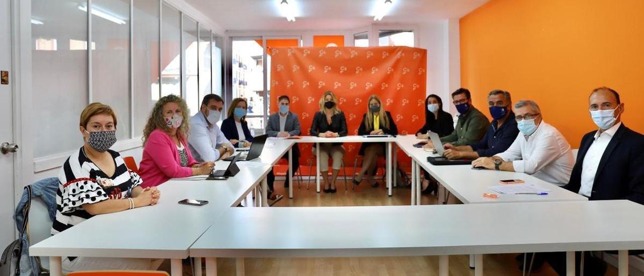 La ejecutiva autonómica de Ciudadanos durante una reunión en València.