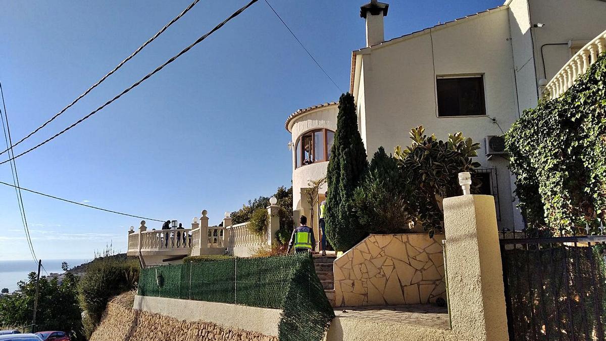 Dos agentes de la Policía Nacional, ayer, durante el registro en el chalé de Calp. | ALFONS PADILLA