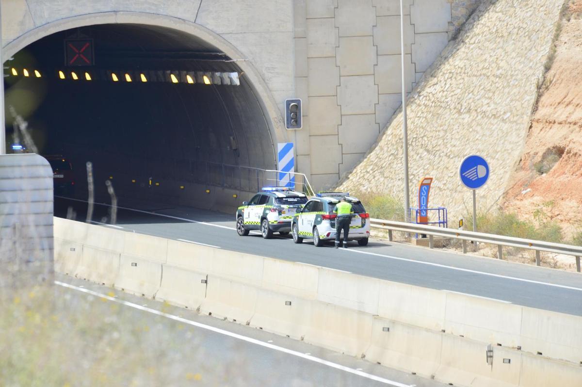 Patrullas de la Guardia Civil en el lugar del accidente