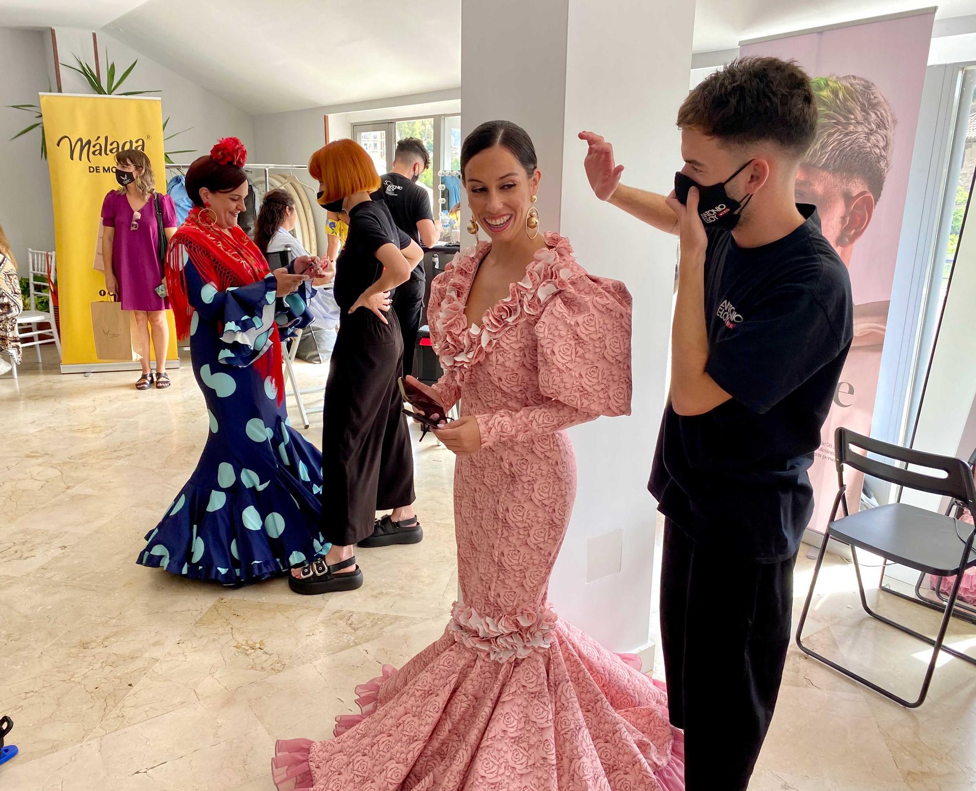 Preparativos de la exposición 'Héroes con volantes' de moda flamenca de Málaga de Moda