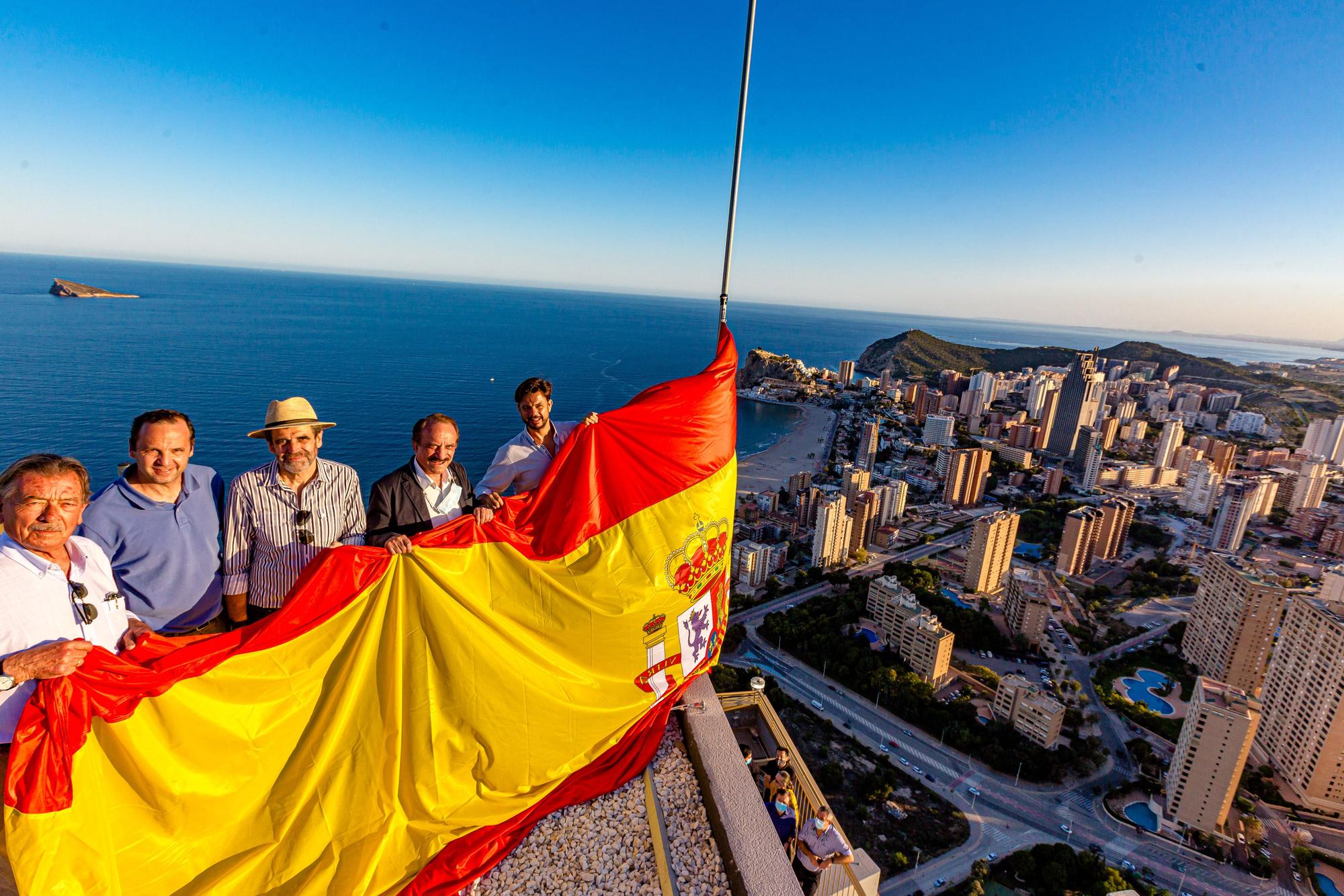 La torre InTempo cuelga la bandera 14 años después de empezar a construirse en Benidorm