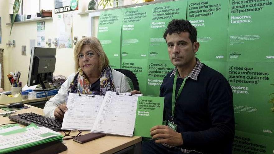 Pilar Oviedo y Manuel Fernández, de Satse, ayer durante el inicio de recogida de firmas. // Enzo Sarmiento