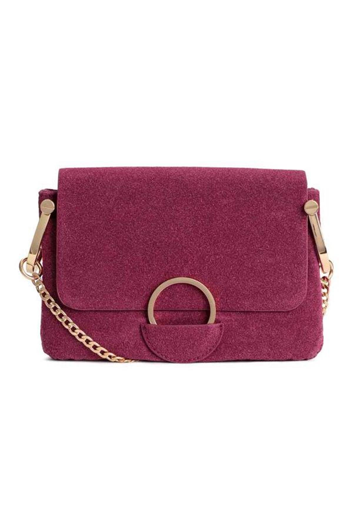 Imprescindibles de temporada en H&M con descuentos: bandolera fucsia
