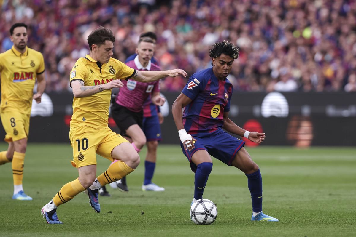 Lamine, en una acción ante el Espanyol