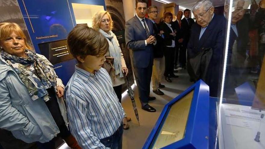 Juan Carlos y Vidal de la Madrid, con Pilar Varela en el centro, en el espacio abalconado que abre sobre la iglesia de los Padres Franciscanos.