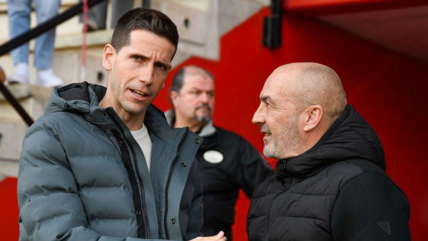 Sabas (derecha) junto al técnico rival Albert Sánchez. | MIGUEL ÁNGEL LORENZO